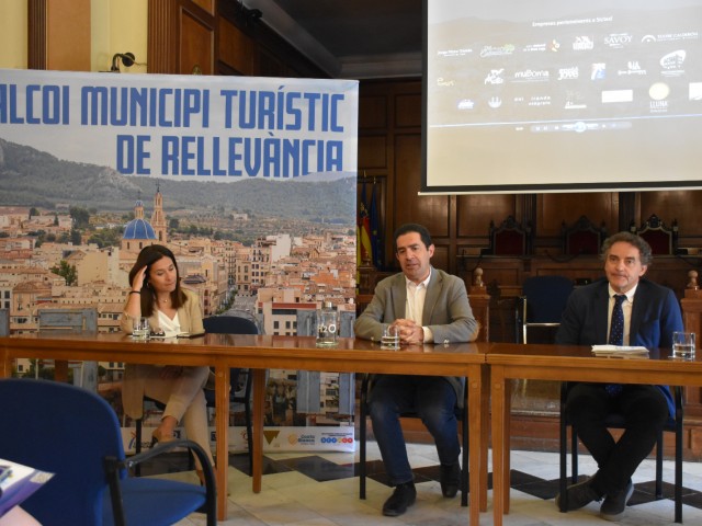Presentació d'Alcoi com a municipi turístic de rellevància a l'Ajuntament.