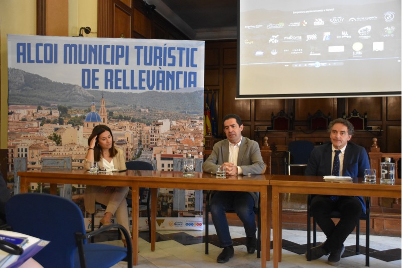 Presentació d'Alcoi com a municipi turístic de rellevància a l'Ajuntament.