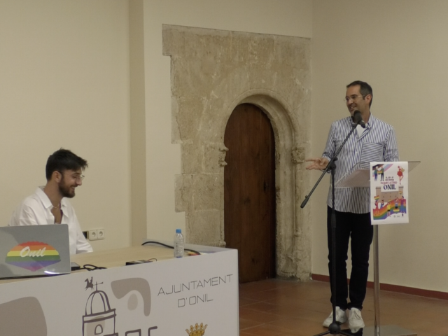 Anto Rodríguez explicant la història dels travestis al Palau d’Onil. 