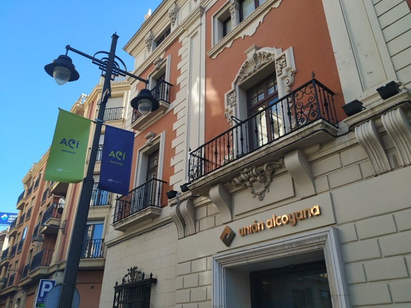 Façana principal de la seu d’Unión Alcoyana a la Plaça d’Espanya d’Alcoi.