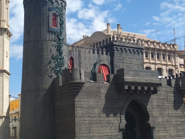 Obrin les portes del Castell de Festes: Reserva i visita&rsquo;l