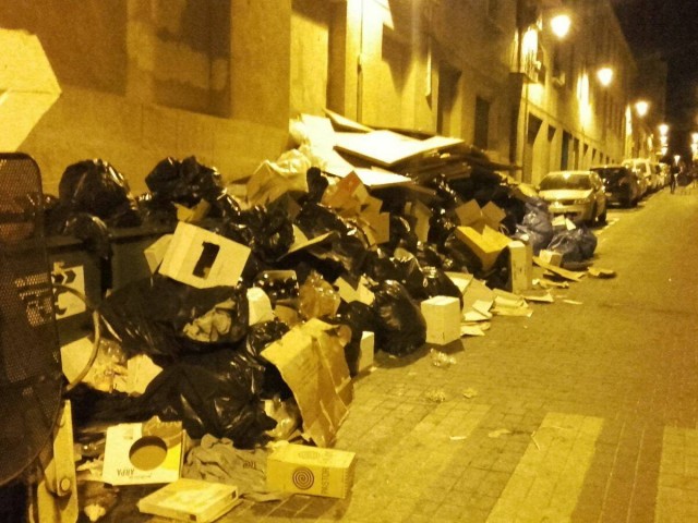 Acumulació de deixalles en el carrer Casa Blanca en festes de 2017 / Ajuntament d'Alcoi