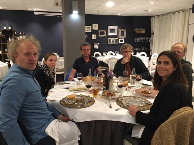 Els periodistes gaudint del sopar al Restaurant Savoy.