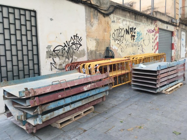 Tanques i passadors preparats en la Placeta de Sant Francesc