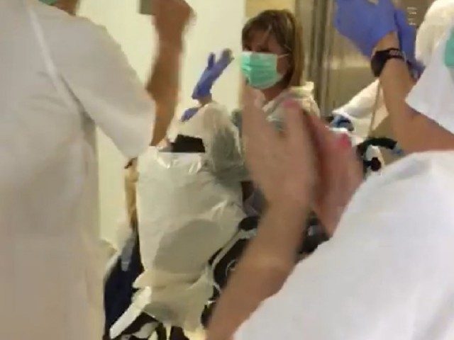 Amparo ix de l'Hospital entre els aplaudiments dels seus companys