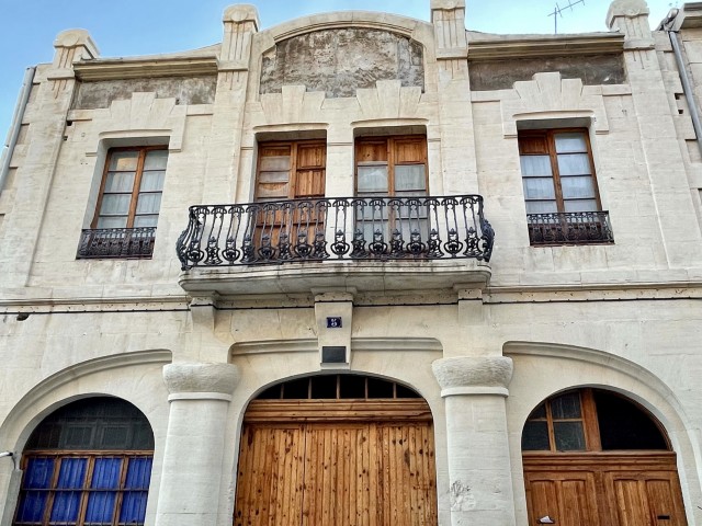 Façana de l'edifici del Carrer Agres / Ajuntament Alcoi