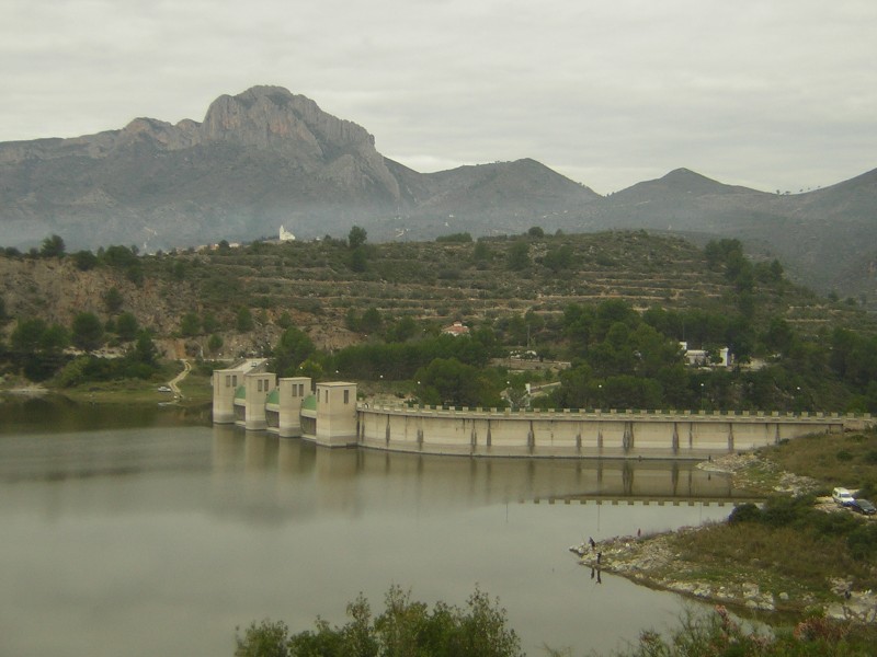 La presa de Beniarrés, imatge de la Viquipèdia.