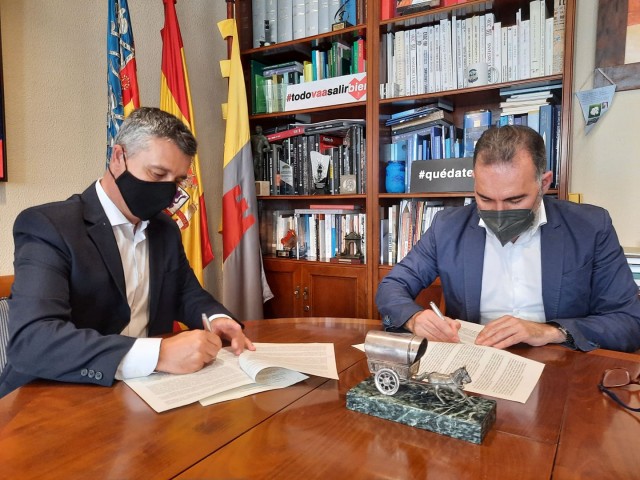 L'alcalde d'Ibi Rafa Serralta, i el director d'AIJU, Manuel Aragonés, signen el conveni.