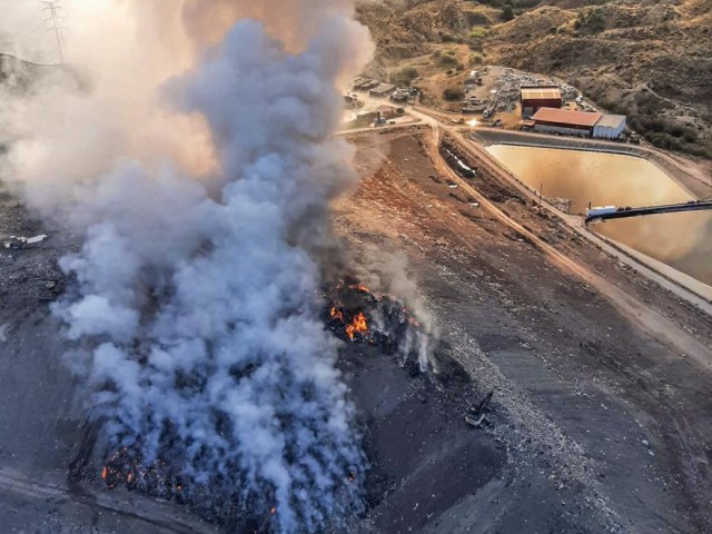 Un incendi ja estabilitzat afecta l&rsquo;abocador de Pedra Negra a Xixona