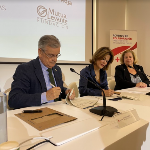 Rafael Gandia, president de la Creu Roja CV  i Elena Turrión, consellera executiva de Mutua Levante i Vicepresidenta de Fundación Mutua Levante firmant el conveni