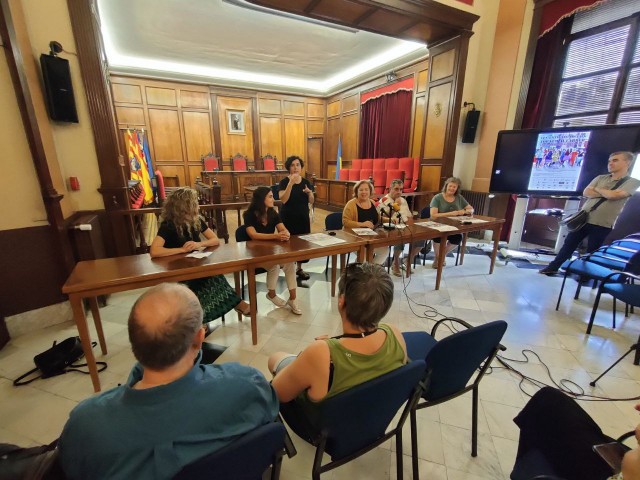 Roda de premsa de la presentació de les trobades, amb una representació de les entitats participants i traducció en llengua de signes.
