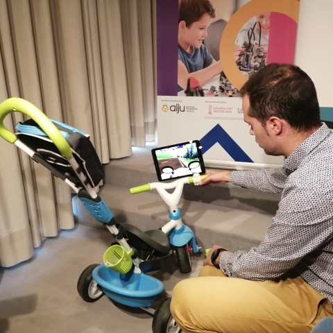 Un tricicle que instrueix en educació vial gràcies a la IA. 
