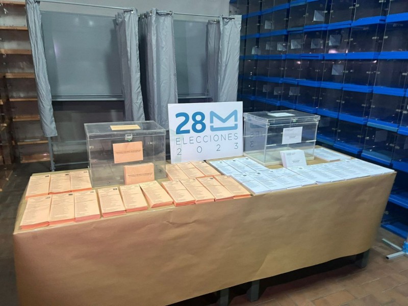 Urnes i paperetes preparades en un magatzem de València. Imatge de la Delegació del Govern