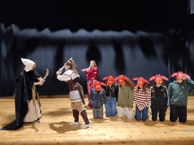 El grup de teatre Tesal&iacute;n del col&middot;legi SVF estrena Mulan amb la participaci&oacute; de 130 xiquets i xiquetes