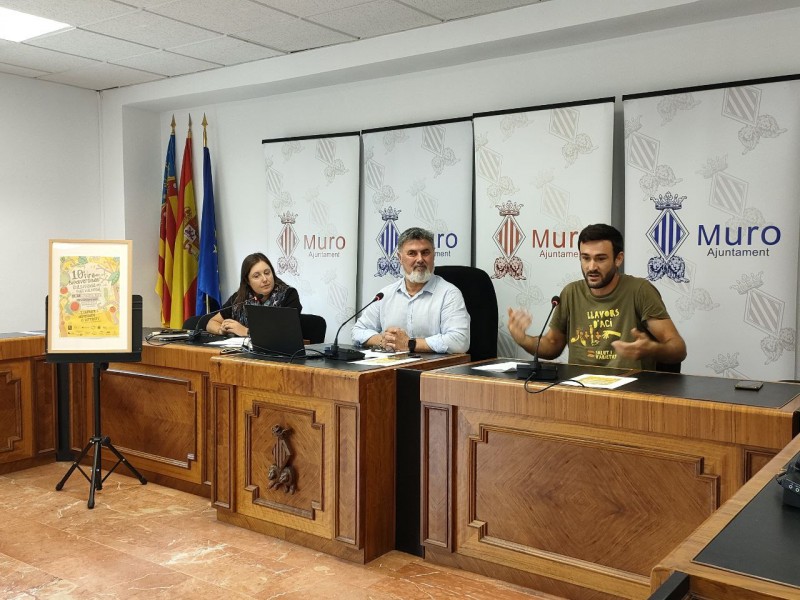 Presentació de la Fira a l'Ajuntament de Muro amb la tècnica de l'area, l'alcalde de Muro i Javier Ferri de Llavors d'Ací. 