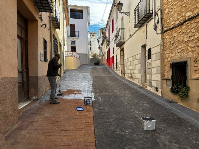 Fageca renova un carrer per a jugar a la pilota valenciana