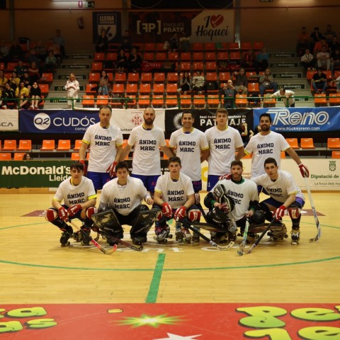 L'equip posant amb la samarreta de suport a Grau