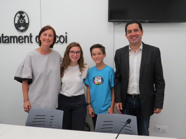 L'alcalde Toni Francés i la regidora Aroa Mira acompanyen els dos joves components del CLIA / Aramultimèdia