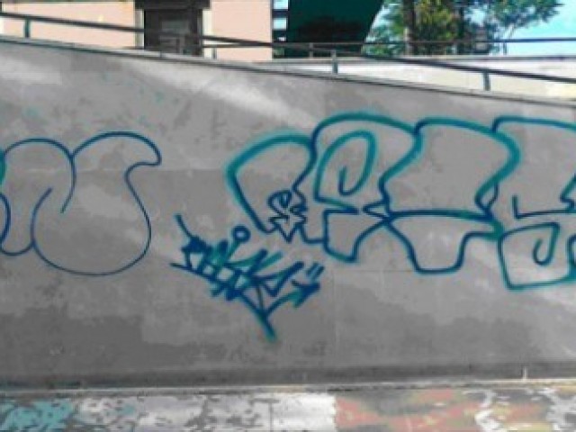Els graffitis són un dels majors mals del poc civisme dels nostres joves al carrer./ AM