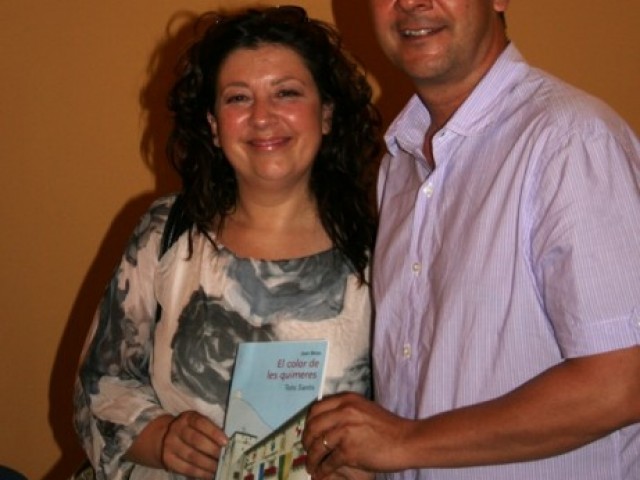 La regidora contestana Marcela Richart amb l'autor del llibre Joan Borja./AM