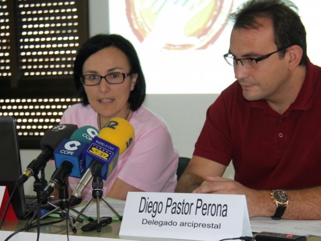 Mª José Jover, coordinadora de la Rectoria 6 i Diego Pastor Perona, delegat arciprestal a la presentació de la Memòria. / SG