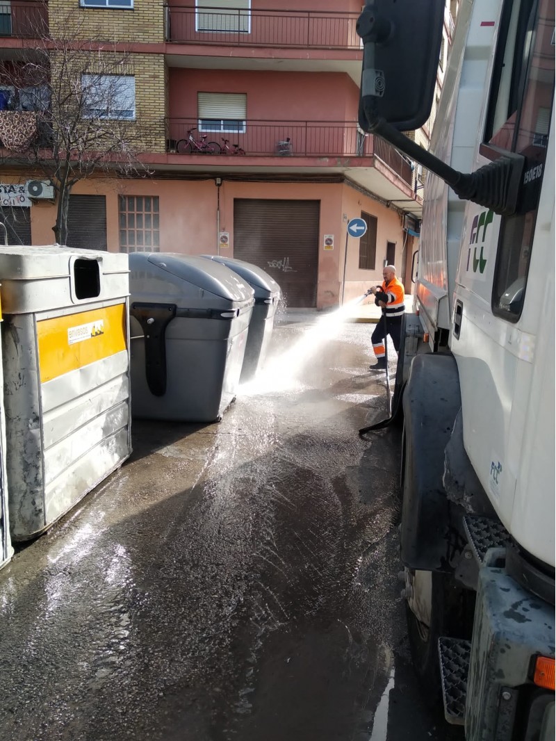 Imatge de la neteja amb aigua a pressió als carrers de Cocentaina. 