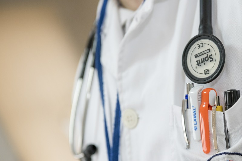 Un grup de 69 metges de l'Hospital d'Alcoi