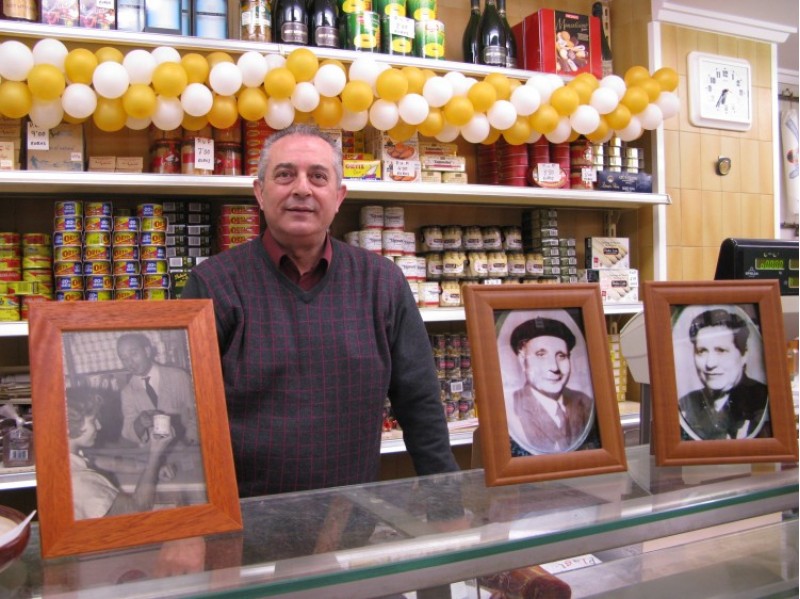 Juan Bardisa, amb fotografies dels seus avis /AM