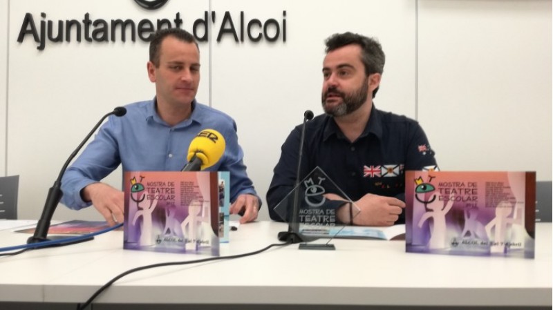 Els regidors d'educació i cultura, Alberto Belda i Raül Llopis, presenten el guardó i el programa de la Primera Mostra de teatre Escolar