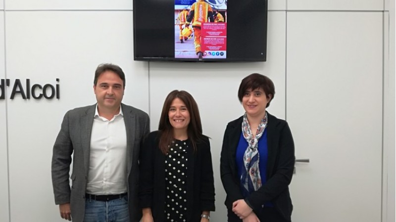 D'esquerra a dreta, Jorge Rodríguez, director de l'empresa que gestiona el museu; la regidora Lorena Zamorano; i la tècnica del museu Elena Méndez