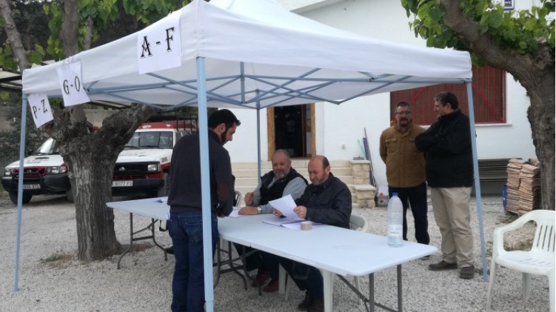 Membres de l'Associació de Sant Jordi i agents de la Guàrdia Civil s'encarreguen de controlar el repartiment de polvora per a l'alardo