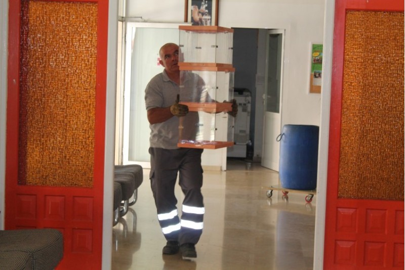 Un funcionari prepara les urnes per a demà, dia d'eleccions/Aj.