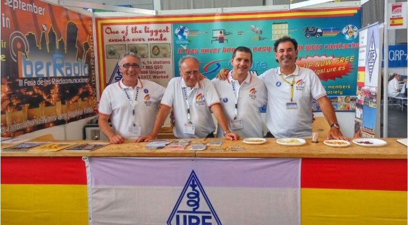 Representació alcoiana en la fira alemana de radiocomunicació