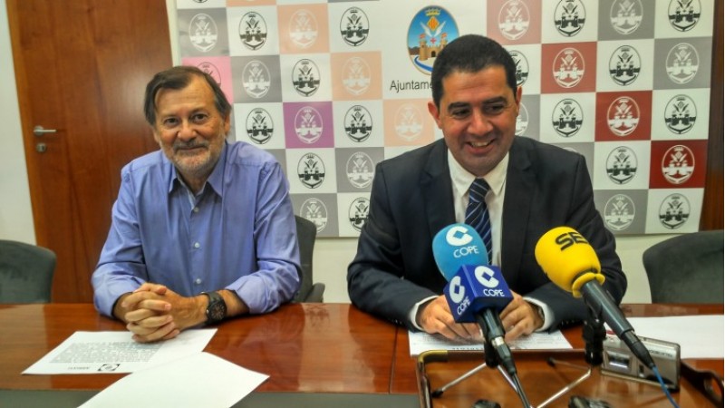 L'alcalde d'Alcoi Toni Francés, i el regidor Manolo Gomicia, presenten les dades de sol·licituds del pla ARRUS/AM
