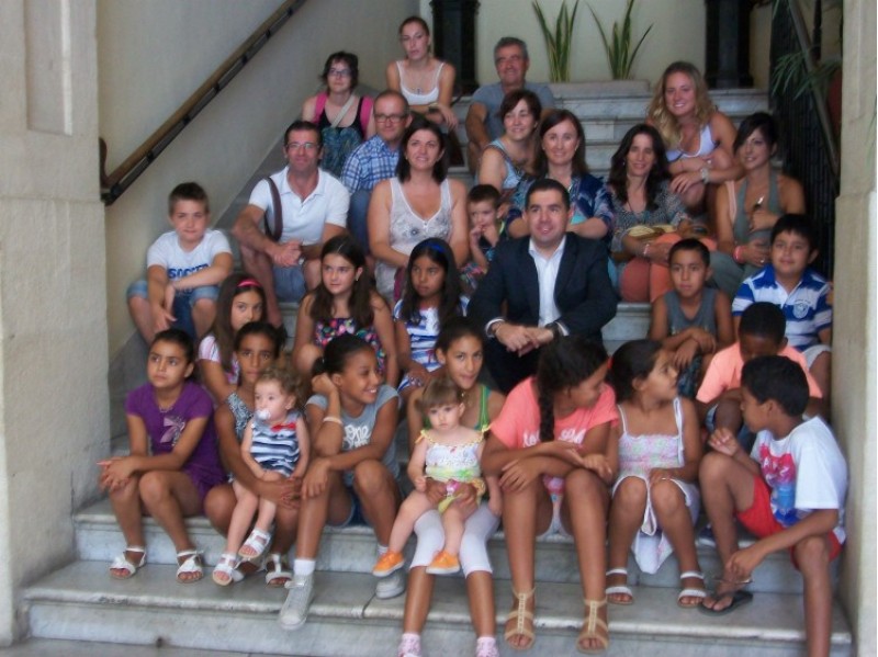 Els 9 xiquets, les famílies i membres del govern municipal / R.LL.