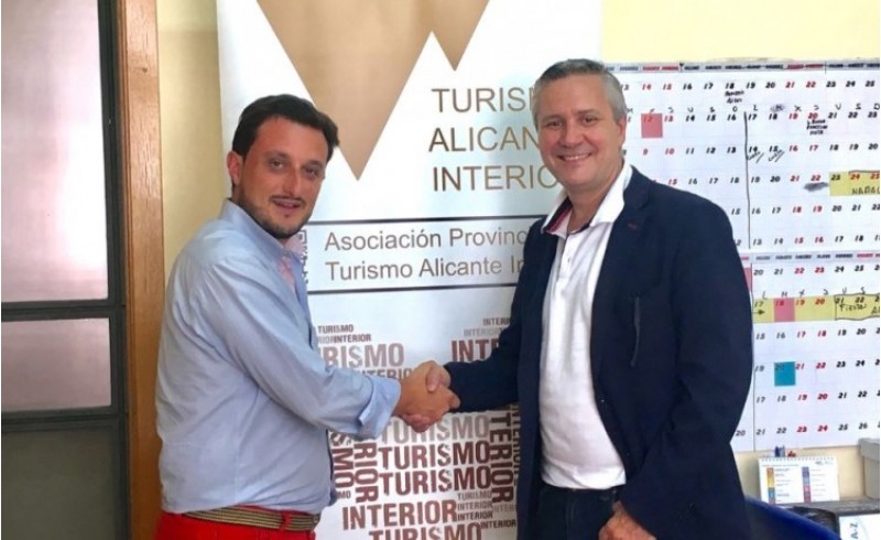 Jordi Linares i Rafa Pérez signen el conveni / Alicante Turismo Interior