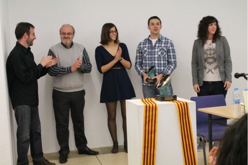 El regidor Jordi Tormo va lliurar el guardó a l'equip d'AM./ AM