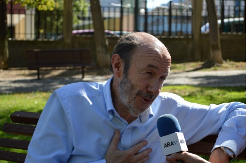 Alfredo Pérez Rubalcaba durant l'entrevista a ARAMULTIMÈDIA al Parc de la Zona Nord / R. Lledó
