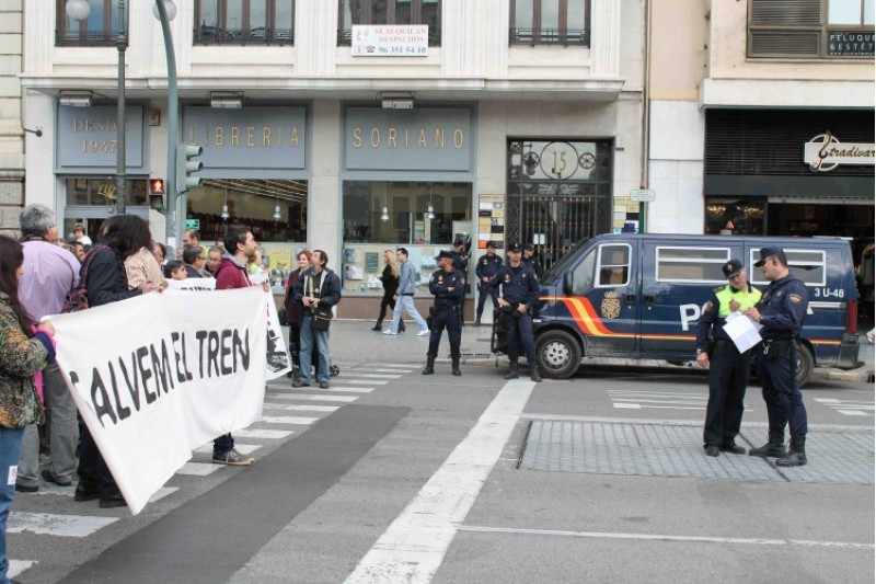 Els policies van haver de comprovar en diverses ocasions si els premissos estaven en regla./ LV