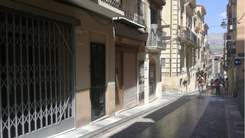 El carrer Sant Francesc al centre d'Alcoi, amb alguns locals encara tancats