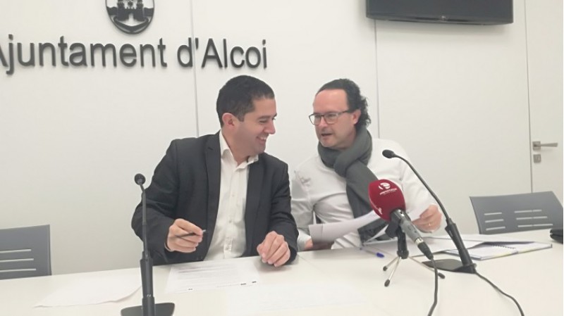 E portaveu de Comrpomís Màrius Ivorra, i l'alcalde d'Alcoi Toni Francés. anuncien acord per als pressupostos 2018
