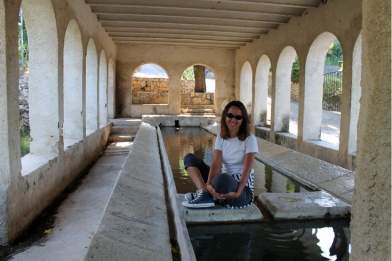 Agnès Vidal, l'autora de 'Fem safareig', a un dels llavadors que ha visitat durant els últims anys./ AM
