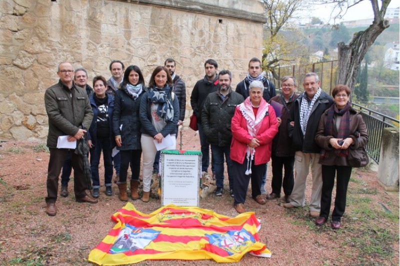 Tots els assistents, al costat de la placa commemorativa