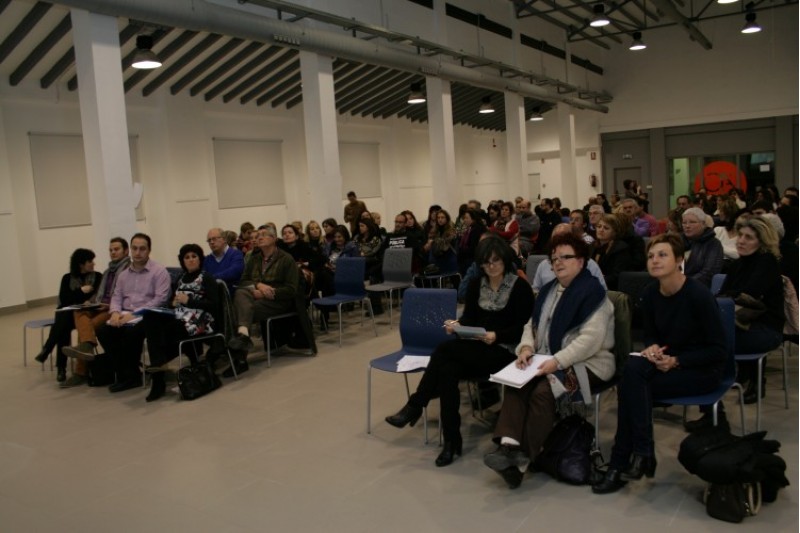 Membres de l'àmbit educatiu a Alcoi van assistir a la reunió convocada pel Consell Escolar Municipal./ AM
