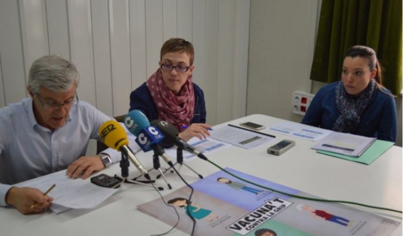 José Fenollar, Mia Rey i Irene Parra a la presentació de la campanya antigripal / R. Lledó