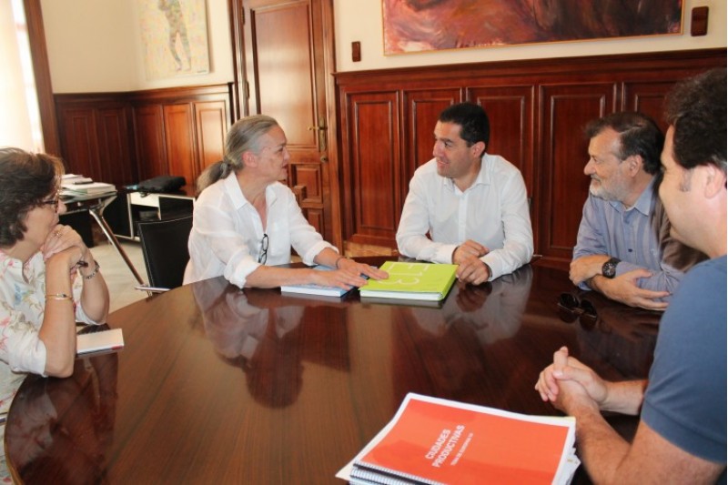 Carmen Imbernón i Begoña Fernández-Shaw, d'Euorpan Espanya, amb l'alcalde Toni Francés/Aj