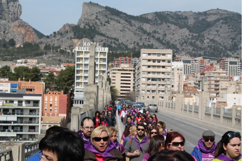 Al voltant de 100 persones van participar en la Volta als Ponts. / AJ Alcoi