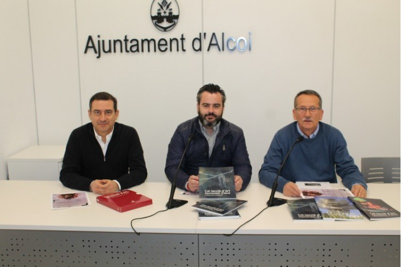 Els dos comissaris de l'exposició, Miquel Santamaría i JOsé María Segura, amb el regidor de cultura Raül LLopis