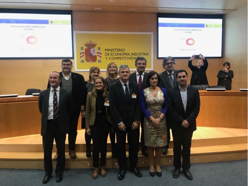 L'alcalde d'Alcoi Toni rancés i la resta de representants dels municipis que entren a formar part de la Xarxa de Ciutats de la Ciència i la INnovació