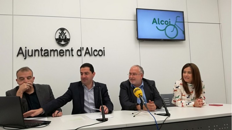 En el centre, l'alcalde d'Alcoi Toni Francés i el director general d'Administració Local, Toni Such. A la dreta la regidora de turisme Lorena Zamorano; i a l'esquerra el de mobilitat Jordi Martínez